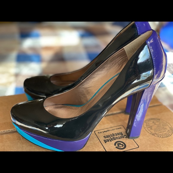 Sexy BCBG tricolored pumps! - Picture 2 of 5